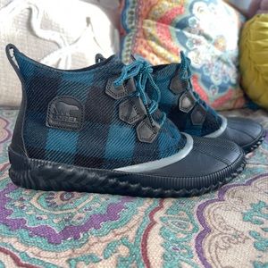 Sorel out N about plus- ankle boot (blue plaid)